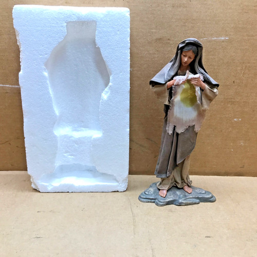 Veronica wipes the face - wipes,